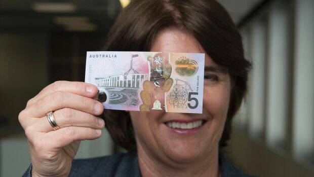 Reserve Bank assistant governor Michele Bullock with the new note. Photo: Christopher Pearce