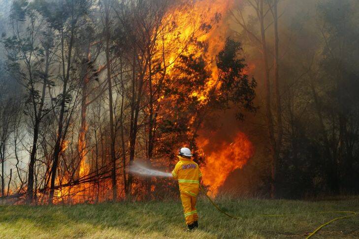 An emergency warning has been given to a fire in West Nowra. Pic Nick Moir 25 sept 2017