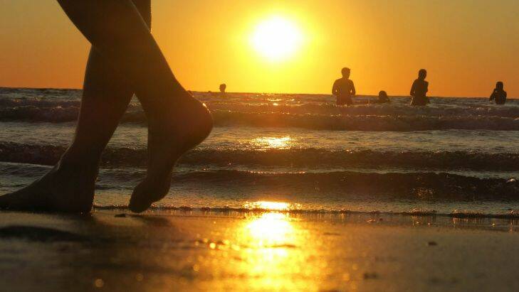 pic leigh henningham age news 13/1/2016 hot weather pictures taken at Brighton beach. #weather #heat #bay #beach #sun #sunset