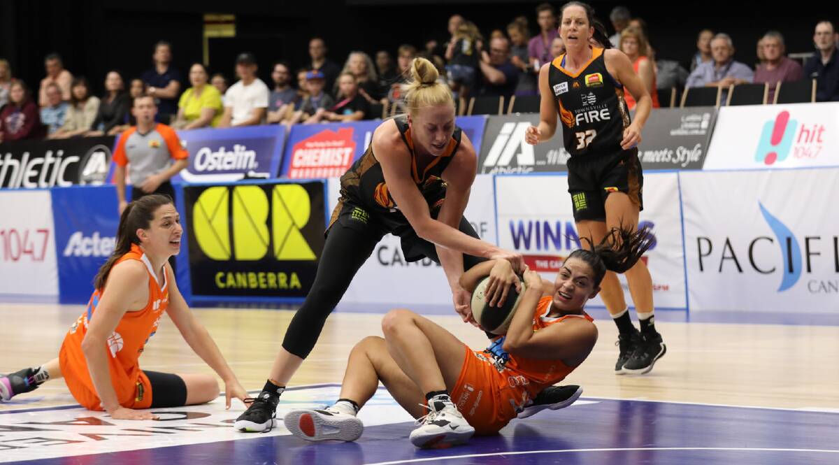 Maddison Rocci left the court with a hand injury but soon returned. Picture: Davey Barber/Capitals Media