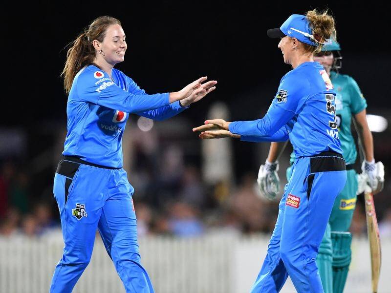Amanda-Jade Wellington (l) now owns the WBBL's best bowling figures, taking 5-8 against the Heat.