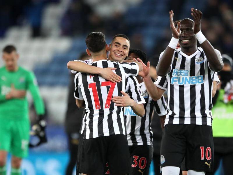 Matchwinner Ayoze Perez (#17) is congratulated by his Newcastle teammates at Leicester.